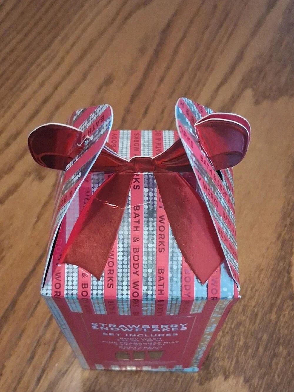 Bath & Body Works Strawberry Snowflakes Gift Set - Red & Silver